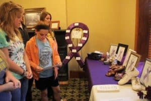 empty_shoes_display_for_web